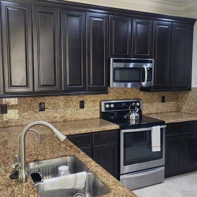 Cabinets and countertops before refinishing