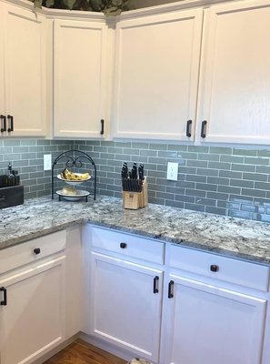 Tile backsplash, crown molding, cabinet hardware and under cabinet light