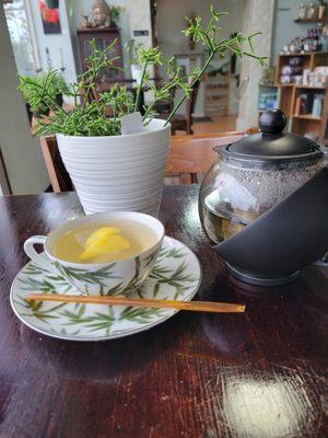 A light and delicate white tea.