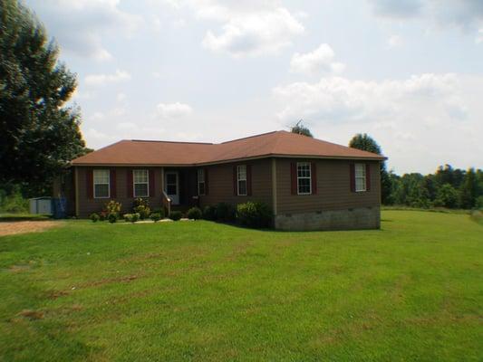 4 bedroom 2 bath located on 8 Acres +/- just North of Paragould. built in 2004 features  a large deck off of the back, bonus ...