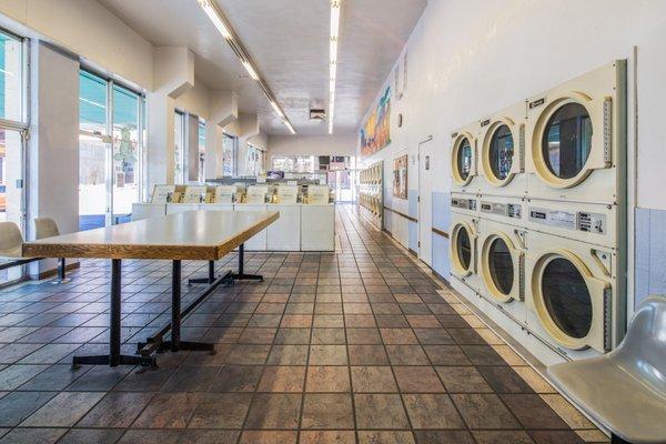 Cool Cat Laundry is the clean and convenient spot, right next to the U of A campus, for your laundry needs...