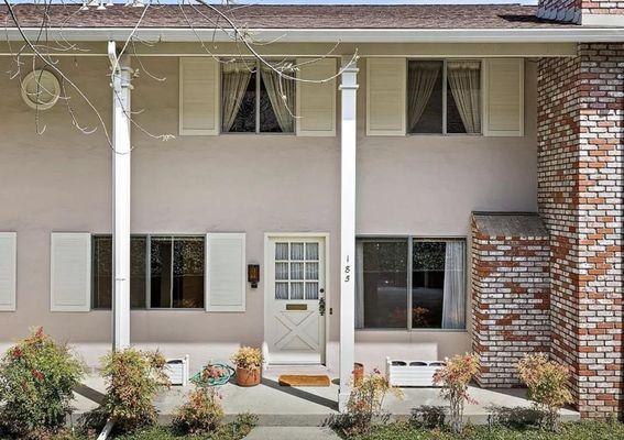 Vintage townhome ready for a remodel -represented the buyers.