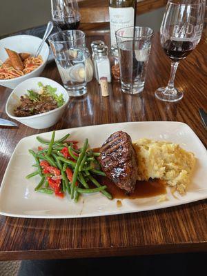 The Colorado Filet Mignon, served with green beans with peppers and mashed potatos.