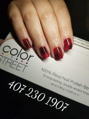 Puedes encontrar Color Street en nuestra localidad.  No tienes que esperar a que se seque, no fuerte olor y es 100% esmalte.