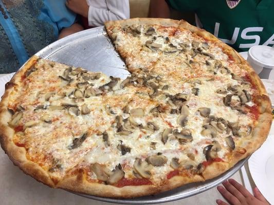 Large mushroom pizza