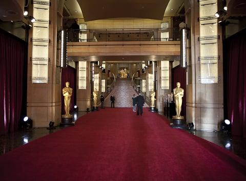 Learn how "Awards Walk" is transformed from a shopping center into the red carpet for the Oscars.