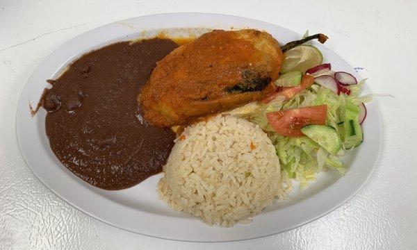 Chile relleno de queso doble crema, ummm delicia. Con tortillas de maíz echas a mano, siempre casero