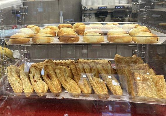 Pan de bono, pastelitos de queso, guayaba y queso, y guayaba.