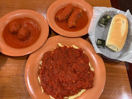 Penne, meatballs, sausage, complimentary bread.