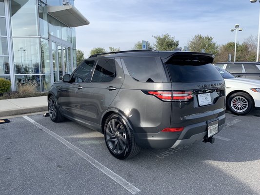 A picture of a Land Rover Discovery on their lot.