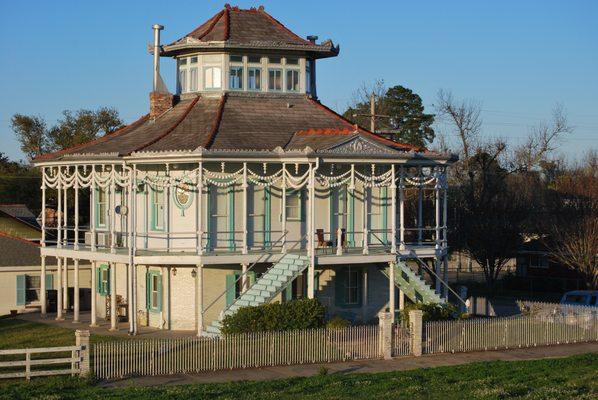 Steamboat House, Mississippi River levee