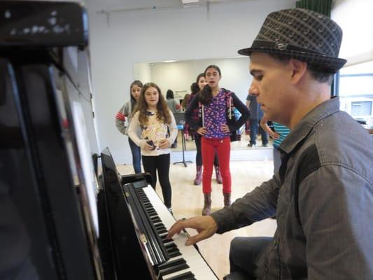 Rob running down the vocal exercises with the Tweens group class