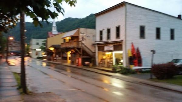 Hatfield McCoy Resort/Inn & The Real McCoy Trails Headquarters, Downtown Historical Matewan, West Virginia. 304 426 4700. kt3mcc@aol.com