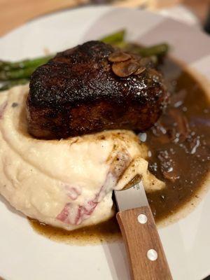 steak asparagus and mash potatoes