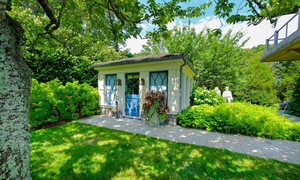 Cutest little poolhouse.