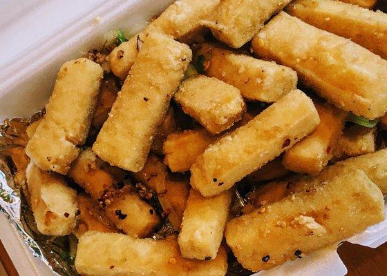 Chong Yet Yin's tofu in spicy salt is really delicious. It has protein and a great selection for vegetarians. Try it and you will love it!