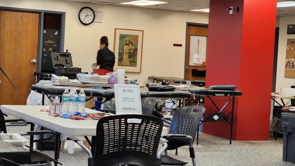 Empty tables and understaffed  at the 50 minute mark for waiting.