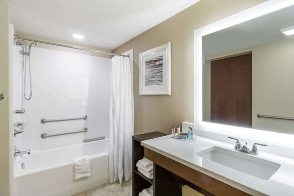 Guest room bath