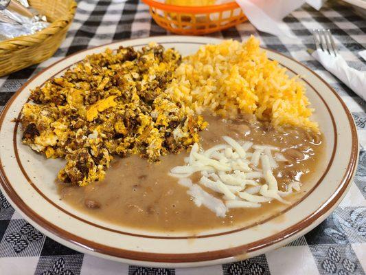 Huevos con chorizo with rice and beans