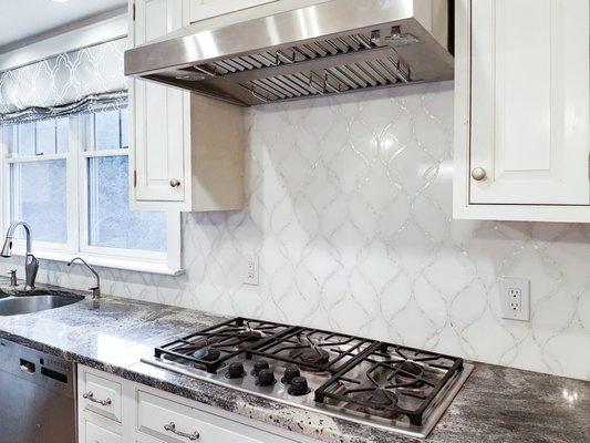 Artistic Tile Claridges Backsplash in Thassos Marble and Rivershell ribbons