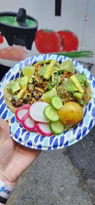 Taco de asada, pollo, y pastor con aguacate