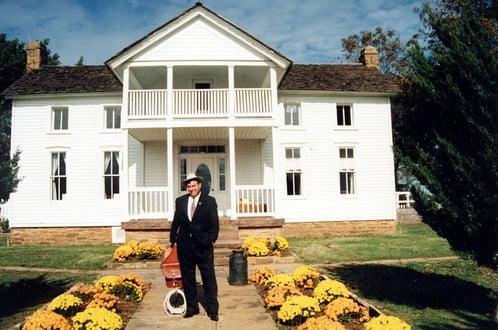 Randall Reeder in front of the birthplace/farmhouse of Will Rogers in Oologah, Oklahoma