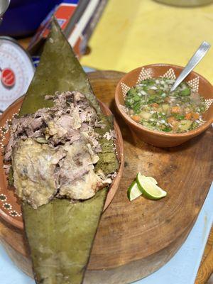 Barbacoa de borrego con consomé