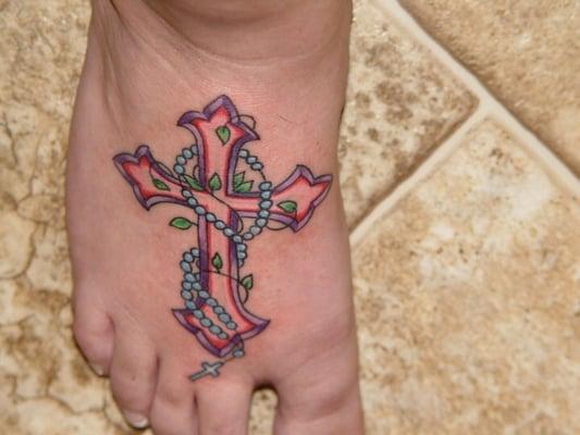 A beautiful cross that Kao tattooed!!