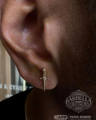 Fresh set of lobes with yellow gold dagger ends from BVLA.
Pierced by Cat, styled and photographed by Ariel.