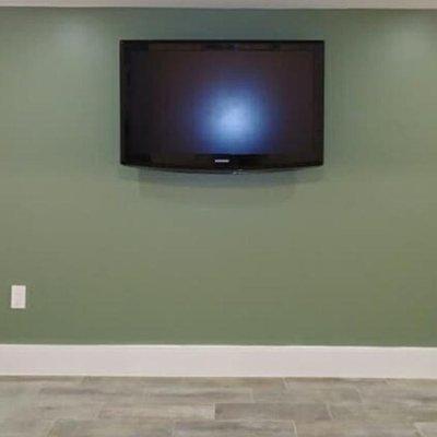 J & W Architectural Finishes Corp. - pared pintada de verde olivo por J & W Architectural Finishes Corp.