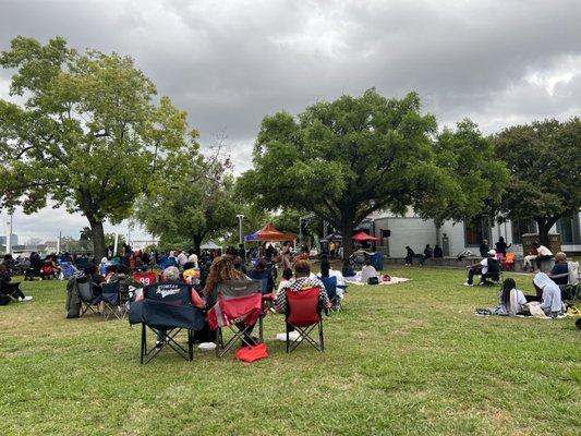 a crowd at Jazzy Sundays