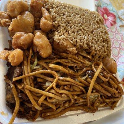 Low mein chicken , beef , shrimp  with fried rice and fried chicken