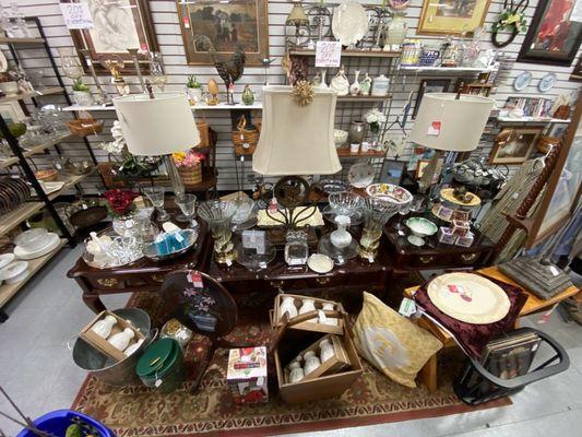 Really lovely coffee table and side table set. There are so many different things to look at in this shop!