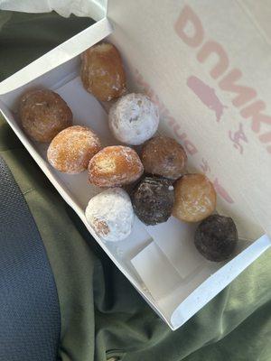 Munchkins Donut Hole Treats. I asked for 2 of each  and I was given exactly that. Fluffy and flavorful.