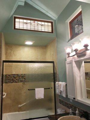 Travertine basin/shower walls w/ glazed tile trim