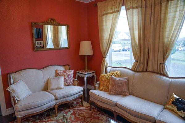 The Victorian - Scarlet Living Room with Sunset Views of the River