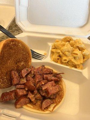 Sausage sandwich with Mac and cheese