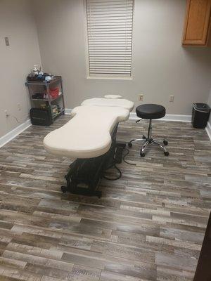 Private treatment room with hydraulic adjustable table