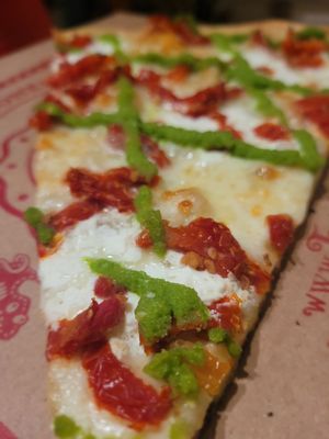 Night Tripper. Sundried tomatoes, roasted garlic, jalapeño pesto, white pie. Nom nom!