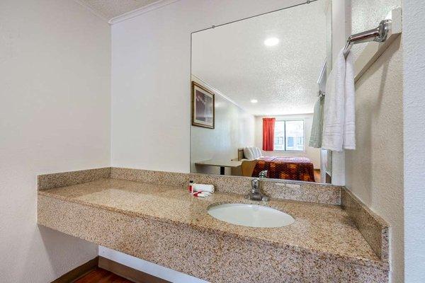 Guest room bath