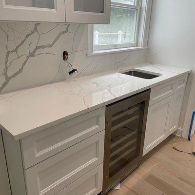 Calacatta laza kitchen with full backsplash