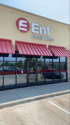 Exterior image of the entrance to the Broomfield Service Center, Ent Credit Union in Broomfield, CO