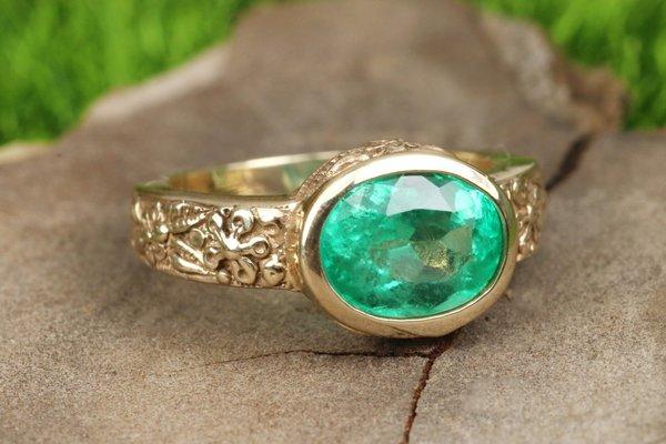 Floral bezel set Oval Colombian emerald gold ring 14K