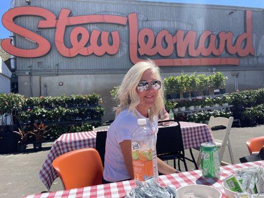 Lunch at Stew Leonard's!