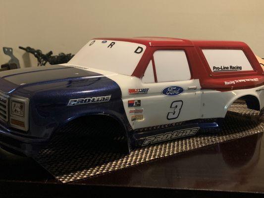 This is a Ford Bronco Body For The Traxxas 2WD Slash I Have got the color scheme actuall from the Chevy in the next pic