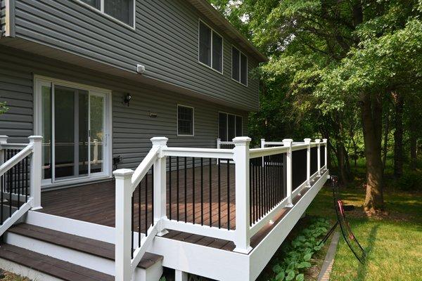 This deck project in Columbia features Trex Composite Decking.