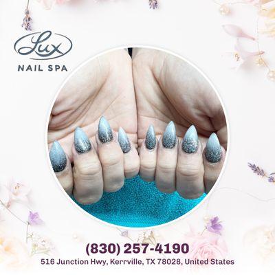 Spring into style with our floral nail art! Delicate blossoms, fresh pastels, and endless charm await you.