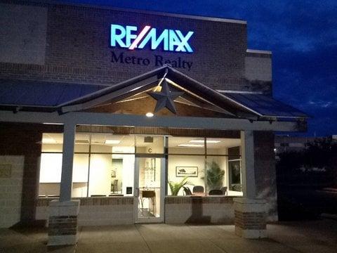 Night time shot of office front at RE/MAX Metro Realty