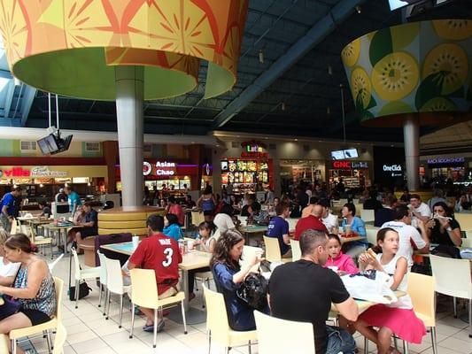 Food Court where Tony Roma's customers plus all other customers dine.