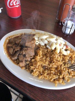 Carne guisada , arroz con gandules & ensalada de macaroni. Beef stew, rice with pigeon peas & macaroni salad.